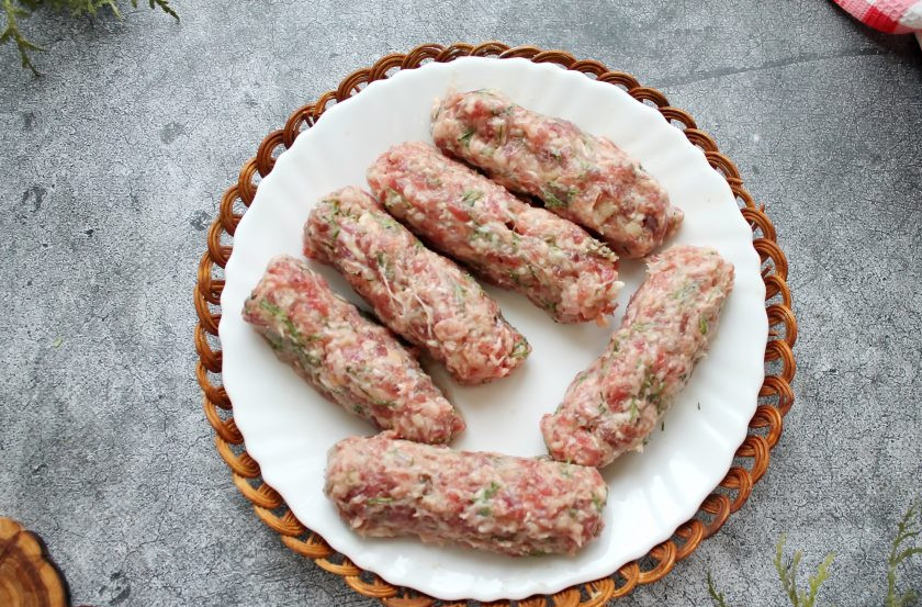 1. Этап. Кебаб из говядины с сыром: Разделите фарш на одинаковые части и влажными руками сформируйте кебабы.