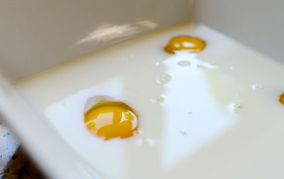 1. Этап. Говядина в кляре: Яйца взбить с молоком.