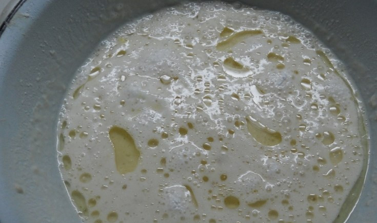 1. Этап. Пирожки с печенкой: Как поднимется - добавьте масло, яйцо, всё хорошенько перемешайте.