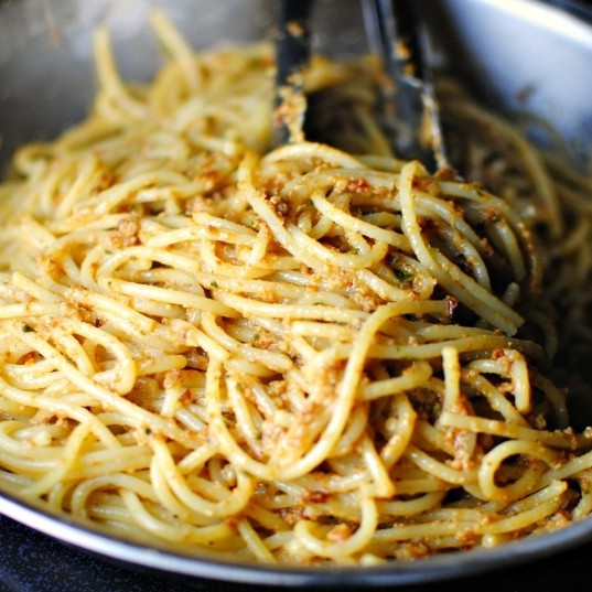 1. Этап. Паста с сушеными помидорами: Перемешиваем, слегка прогреваем. Как только спагетти и песто 