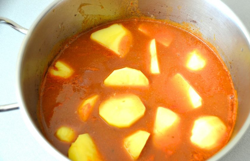 1. Этап. Телятина по-английски: Добавьте припущенный картофель к мясу и потушите ещё 15 минут всё вместе.