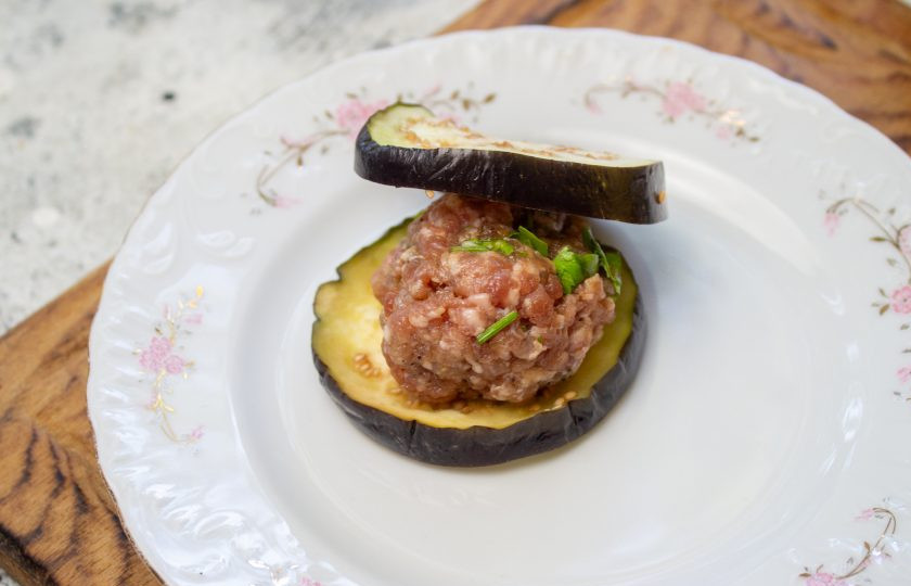 1. Этап. Баклажаны с фаршем по-китайски: На один кружок баклажана кладем немного мясной начинки и накрываем начинку вторым кружочком баклажана. Немного прижимаем, чтобы начинка равномерно распределилась между кружочками.