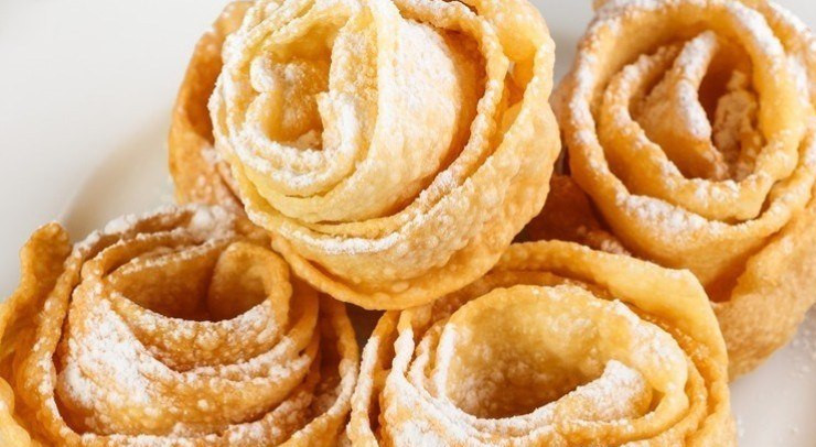 1. Этап. Хворост татарский: Обжариваем хворост со всех сторон во фритюре с растительным маслом. При подаче присыпаем сахарной пудрой. Приятного аппетита!