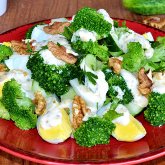 Салат из брокколи и огурцов