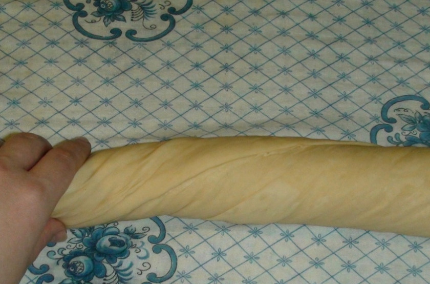 1. Этап. Слоеные вертуты: И немного перекручиваем рулет от середины к краям.