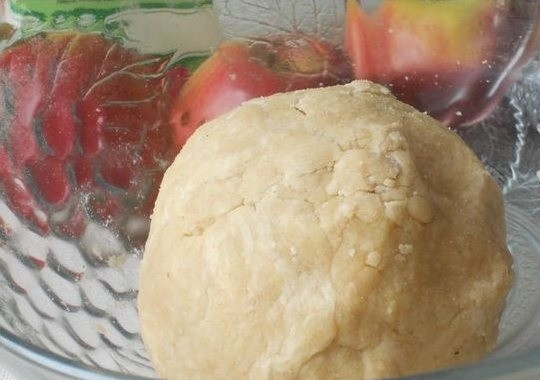 1. Этап. Цветаевский яблочный пирог в мультиварке: 1. Муку смешайте с разрыхлителем, добавьте масло, нарезанное мелкими кусочками, 50 г. сметаны и ванилин. Вымесите тесто, сформуйте его в шар и, обернув пищевой пленкой, положите в холодильник.