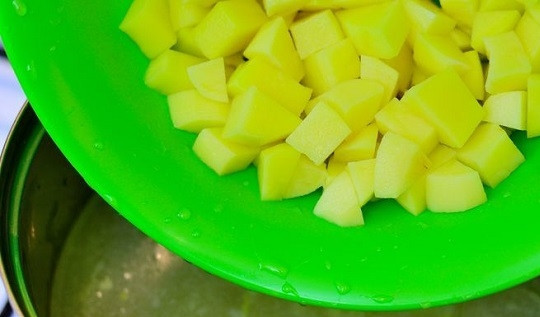 1. Этап. Уха из форели по-фински: 4. Очистите и нарежьте мелкими кубиками картофель. Выложите в кастрюлю и варите минут 15 до мягкости.