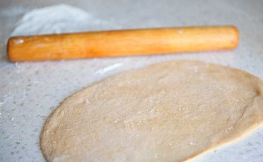 1. Этап. Бездрожжевое тесто для пирожков на воде: 6. Раскатайте часть теста довольно тонко, а после вырежьте кружочки и сформируйте пирожки, положив начинку по вкусу.