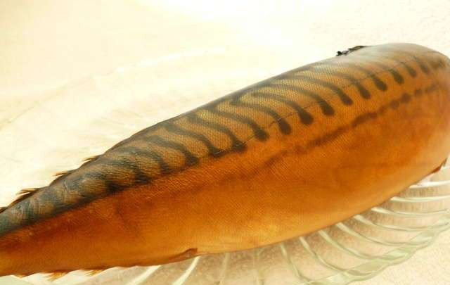 1. Этап. Копченая рыба в домашних условиях: 6. Можно добавить столовую ложку жидкого дыма, чтобы придать еще больший аромат рыбе. По внешнему виду ее не отличишь от той, которая приготовлена в коптильне.