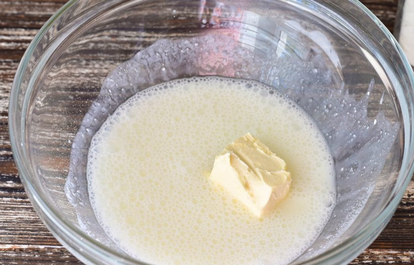 1. Этап. Печенье на кефире с корицей: Добавьте 80 грамм сливочного масла комнатной температуры. Перемешайте.
