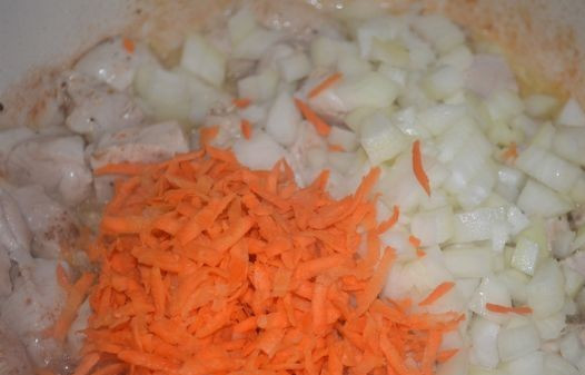 1. Этап. Гуляш из куриного филе: Добавляем лук и морковь к куриному филе на сковороду, перемешиваем и обжариваем минут 5.