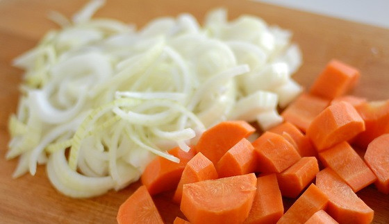 1. Этап. Телятина в вине: Режем полукольцами лук, морковь - кружочками и еще раз пополам.