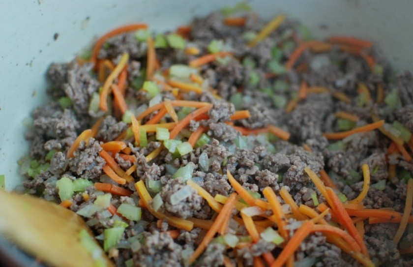 1. Этап. Густой итальянский томатный суп с макаронами и фаршем: Перемешиваем и обжариваем до мягкости лука.