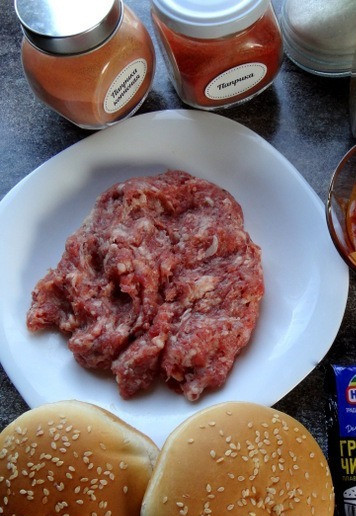 1. Этап. Чизбургер с лечо: Для приготовления бургеров я взяла домашний фарш из говядины и свинины (70*30), лечо тоже домашнее).