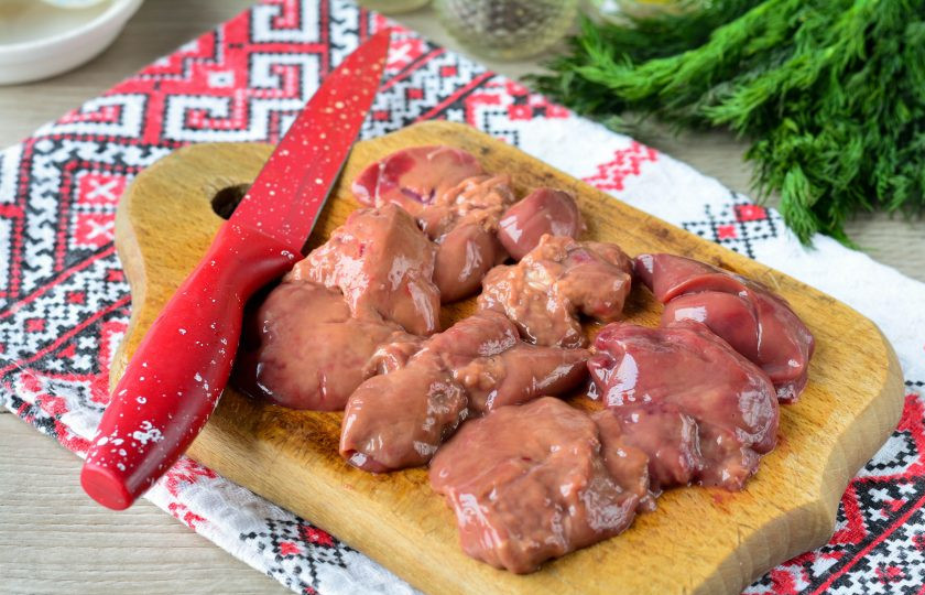 1. Этап. Куриная печень по-румынски: Промойте куриную печень, нарежьте крупными кусочками.