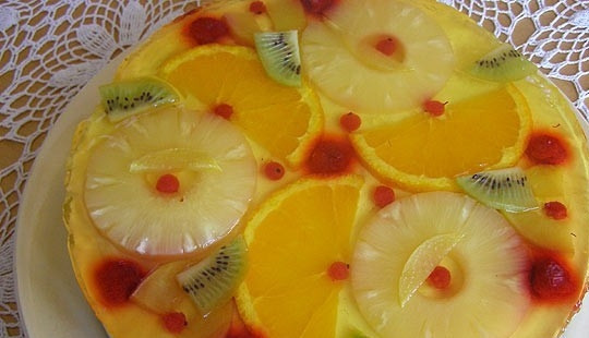 1. Этап. Творожный торт с желе и фруктами: И сейчас самое время приготовить фруктовое желе. Для этого мы разбавим пакетик покупного желе любого вкуса на ваш выбор. Но разводим меньшим количеством воды - не 0,5 л., как написано на моей упаковке, а 0,3. Отставляем желе в сторонку, пусть остывает. Торт у нас застыл, достаем его из холодильника и поверх последнего творожного слоя красиво выкладываем фрукты, которые мы отложили для украшения торта. Я также использовала оставшиеся у меня в холодильнике ягоды. Теперь аккуратно заливаем остывшее желе и отправляем торт обратно в холодильник. Вот такая красота у нас получится в итоге!