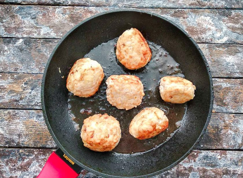 1. Этап. Тефтели как в столовой: На хорошо разогретой сковороде с растительным маслом обжарьте тефтели до полуготовности.