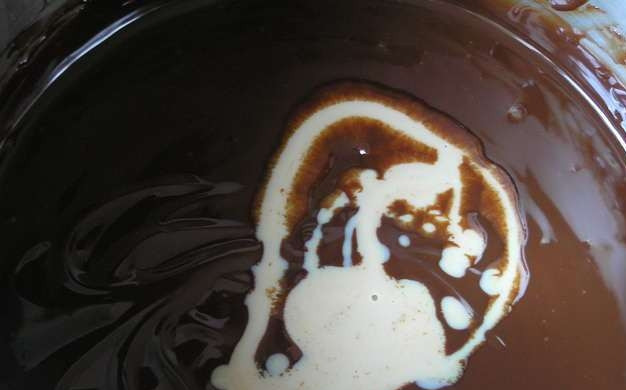 1. Этап. Итальянский шоколадный торт: Сливки, сахарную пудру и поломанный на кусочки шоколад нагрейте на паровой бане, чтоб масса растопилась. Налейте туда Бейлис, перемешайте и остудите.