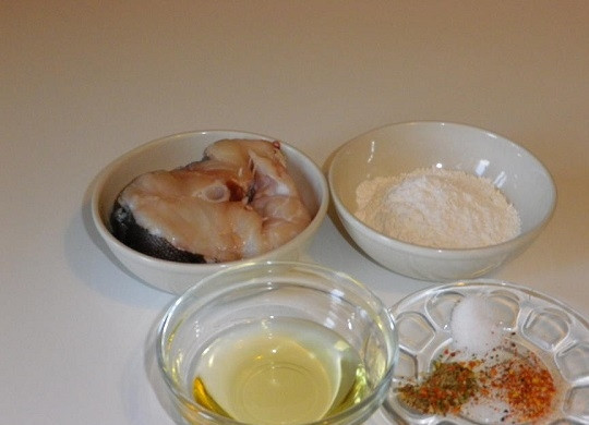 1. Этап. Стейк трески в мультиварке: 1. Вот такой весьма скромный набор ингредиентов вам понадобится, чтобы повторить рецепт приготовления стейка трески в мультиварке на вашей кухне.