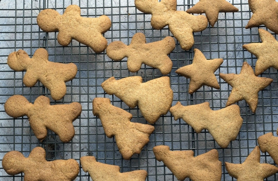 1. Этап. Имбирные пряники Праздник в доме: 8. Вырежьте фигурки, выложите их на противень с пергаментом, отправьте в разогретый до 200 градусов духовой шкаф на 10-12 минут. Переложите выпечку на стойку и оставьте до остывания.