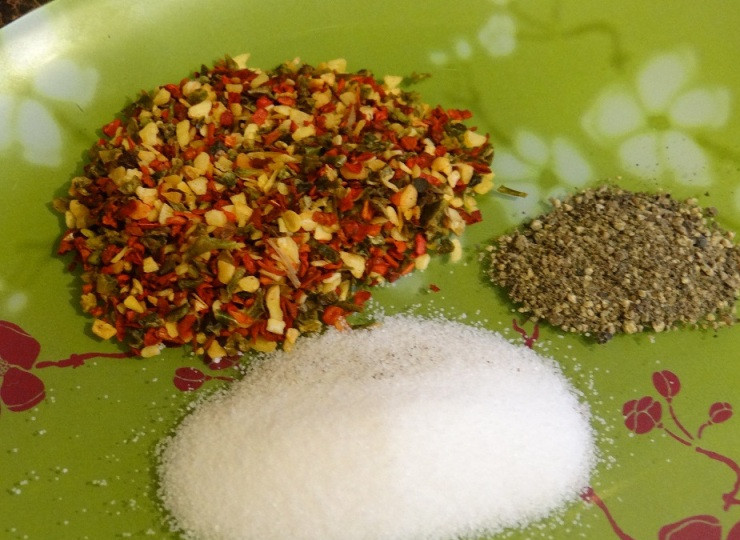 1. Этап. Рулет из свиной рульки: В небольшой мисочке смешиваем сушеные овощи, молотый перец и соль, можете добавить свои любимые специи.