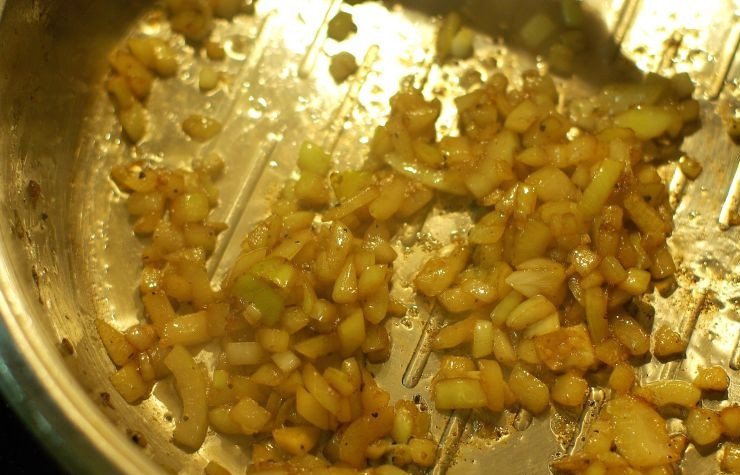 1. Этап. Корейка запеченная: Пока корейка запекается, приготовим соус. Для этого в сковородку, где обжаривалось мясо, кладем мелко нарезанный лук и чеснок. Обжариваем их до прозрачности.