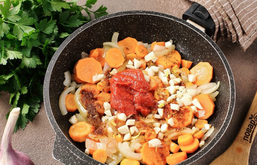 1. Этап. Рагу из кабачков и моркови: Обжарьте овощи до мягкости. Добавьте нарезанный кубиками чеснок, томатную пасту и специи. У меня паприка, кориандр, тимьян, майоран и молотый чёрный перец. Добавьте так же соль по вкусу. Перемешайте и готовьте ещё 2-3 минуты.