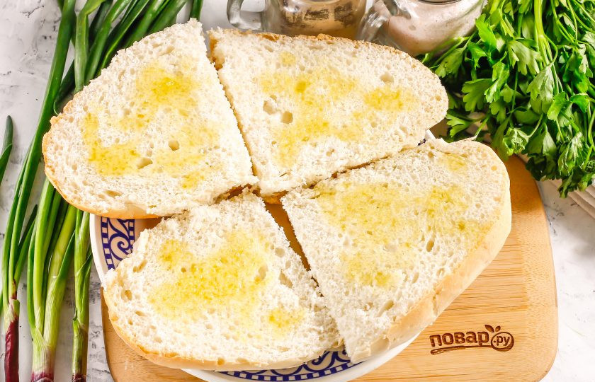 1. Этап. Панини с помидорами и моцареллой: Смажьте хлеб внутри и снаружи оливковым маслом, желательно холодного отжима. Такое масло можно заменить подсолнечным, кукурузным и т.д.