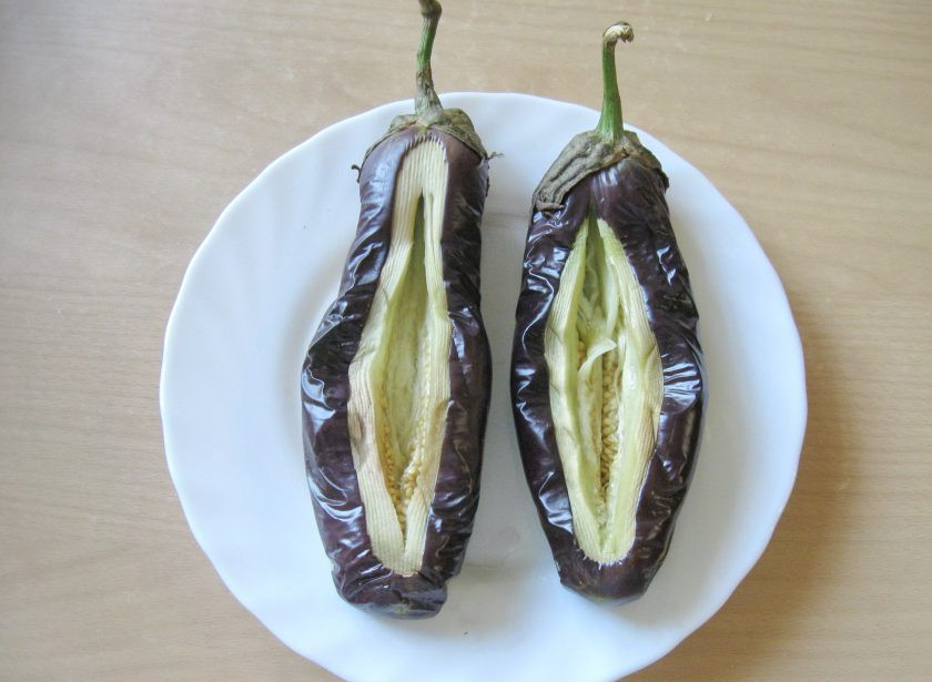 1. Этап. Баклажаны с фаршем в духовке: Баклажаны помойте, сделайте надрез в середине. Запеките в микроволновой печи в течение 5-6 минут или в духовке 30-40 минут. Баклажаны должны быть почти готовы.