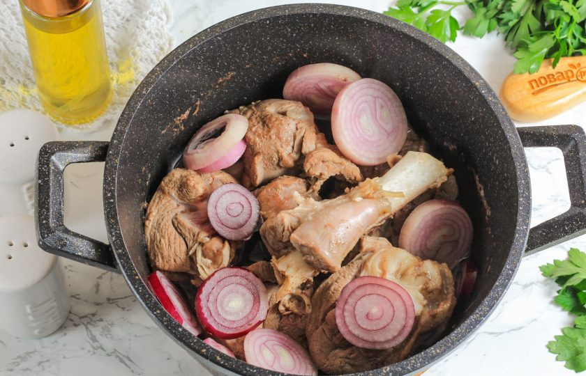 1. Этап. Хашлама с баклажанами: Затем очистите лук от кожуры и промойте вместе с другими овощами в воде. Перец очистите от семян, с баклажан срежьте хвостики, а из помидоров вырежьте зеленые сердцевинки. Нарежьте кольцами лук и выложите на мясо.