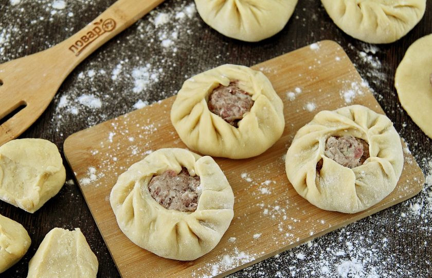 1. Этап. Беляши в мультиварке: Приступаем к лепке беляшей, а тем временем налейте в чашу мультиварки масло, высотой не менее 1 см и включите режим 