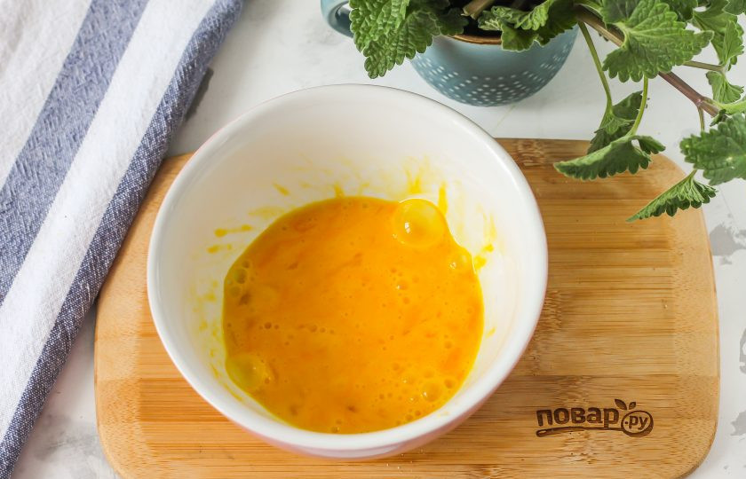 1. Этап. Пшенная каша с яйцом: Взбейте куриное яйцо в течение 1 минуты.