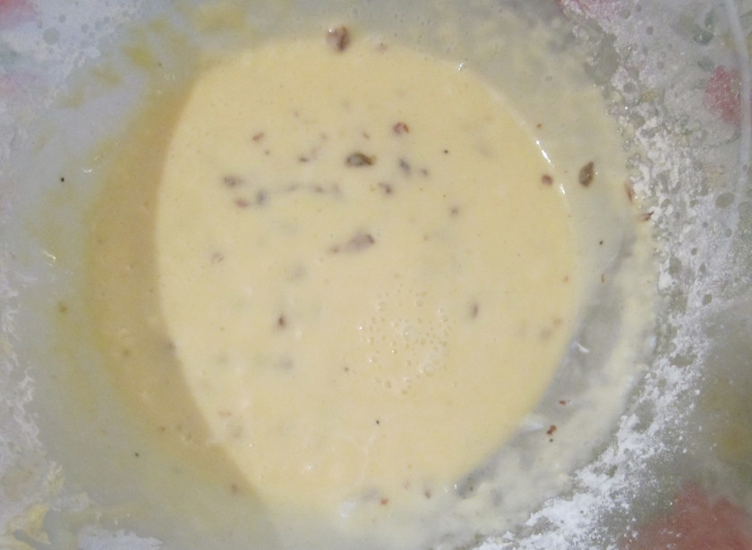 1. Этап. Торт еврейский: Добавьте изюм (или мак, или какао. Я делала три разных коржа: с маком, орехами и изюмом). Размешайте тесто. Влейте топленное масло. Готовое тесто перелейте в форму для выпечки и отправьте в разогретую до 180-190 С духовку.