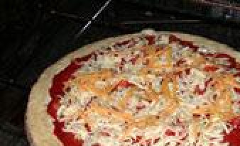 1. Этап. Пицца с беконом: Поместите пиццу в разогретую духовку (500 F) на 11 минут.