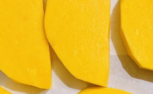 1. Этап. Сливочно-тыквенный десерт: Тыкву очистить, нарезать на кубики, сложить в кастрюлю, налить немного воды -50 мл. накрыть крышкой, тушить до готовности, переодически помешивая, если много воды обязательно слить. Я тыкву запекала в духовке в течении 20 минут на 200