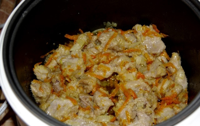 1. Этап. Нут со свининой: 3. Лук порежьте небольшими кубиками и положите в мультиварку. Потрите на терке морковь и добавьте к продуктам. Тушите 5 минут, влейте пиво и продолжайте готовить 20 минут.