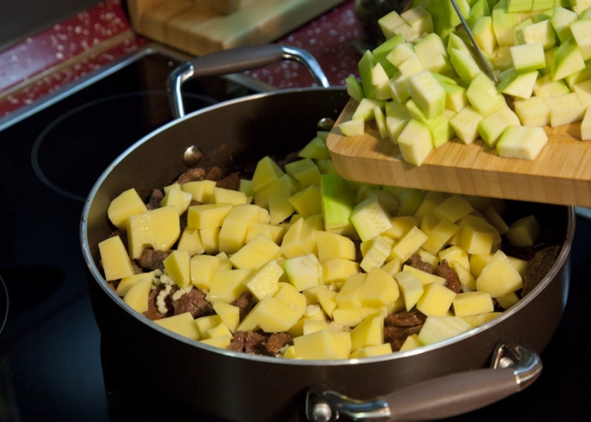 1. Этап. Мясо по-японски: 8. Следующим этапом добавить кабачки.