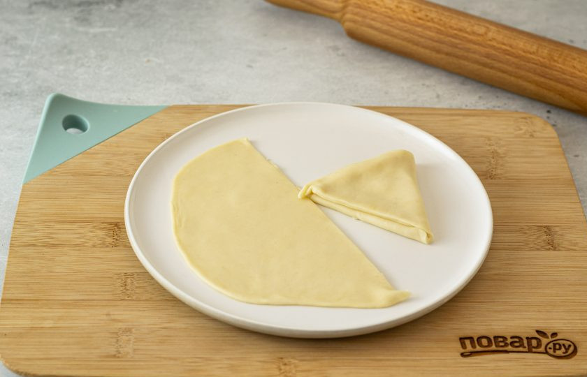 1. Этап. Индийские самосы с картошкой и горошком: Каждую половинку сверните в кулечек.