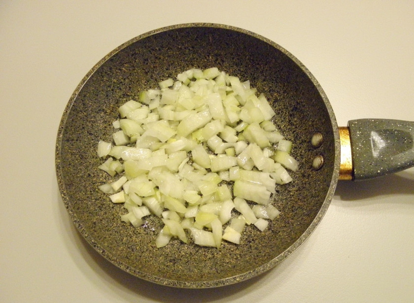 1. Этап. Тарталетки с грибами: На сковороду налейте растительное масло, обжарьте на нем минутку лук.