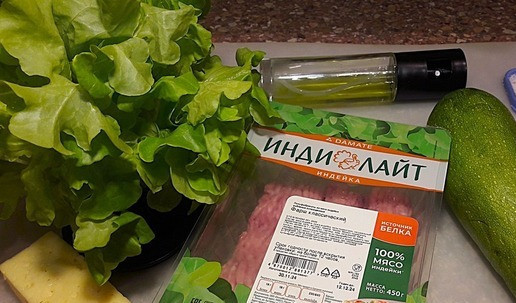 1. Этап. Бургер к Новогоднему столу: Для приготовления бургера понадобится - фарш индейки, кабачок, соль + перец, яйцо, твердый сыр, разрыхлитель теста