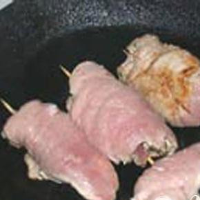 1. Этап. Мясные рулетики с ореховой начинкой: 4. На сливочном масле, с обеих сторон, обжариваем рулеты, до появления корочки. Обжаренные рулеты выкладываем на тарелку и накрываем крышкой.