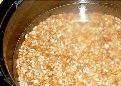 1. Этап. Сочиво с лимончиком: 2. Замачиваем крупу на пару часов, а лучше на ночь в холодной воде. После этого отправляем вариться до полной готовности.