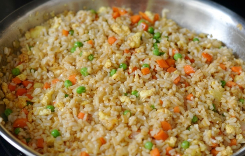 1. Этап. Рис с морковкой и луком на сковороде: 5. Подержите на медленном огне еще 2-3 минуты. Накройте крышкой, снимите с огня и дайте настояться минут 5. Перед подачей можно присыпать измельченной зеленью или семенами кунжута. Приятного аппетита!