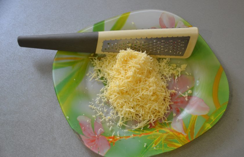 1. Этап. Куриный суп с сырными шариками: На мелкой терке натрите твердый сыр.