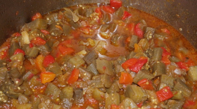 1. Этап. Баклажанная икра на зиму: 9. Далее влейте в кастрюлю уксус, добавьте измельченный чеснок и чили, по вкусу соль, сахарный песок. С помощью блендера измельчите икру, тушите еще 5 минут.