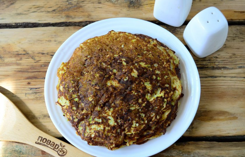 1. Этап. Кабачковый торт с помидорами и сыром: У меня получилось 8 блинов диаметром 18-19 см.