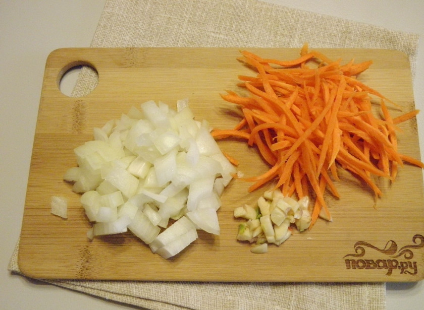 1. Этап. Крем-суп из чечевицы: Очистите овощи, порежьте мелко лук и чеснок, морковь натрите на крупной терке.