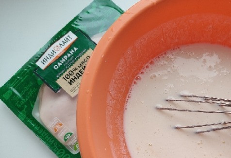 1. Этап. Толстые блины с ветчиной: Яйца взбить венчиком с тёплым кефиром. Добавить соль и муку.