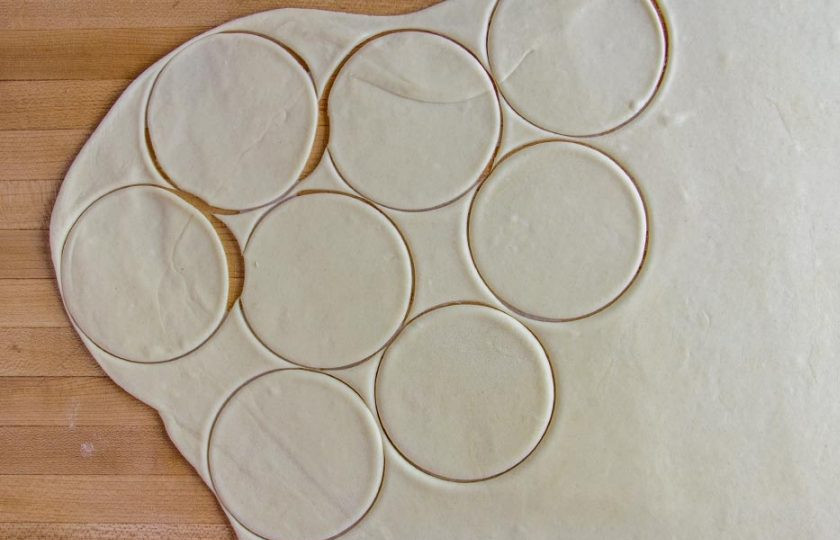 1. Этап. Вареники с картошкой и квашеной капустой: 7. С помощью формочек или обычного стакана вырежьте круги.