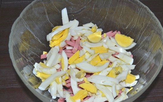 1. Этап. Салат из свеклы и граната: 4. Следом - яйца.